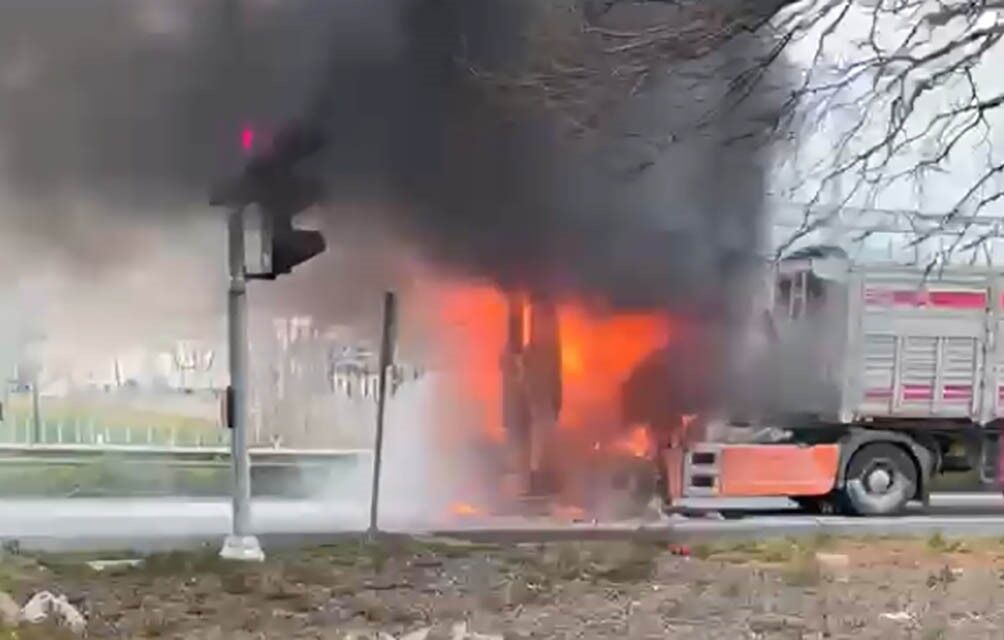 Samsun'da seyir halindeki tır alevlere teslim oldu!