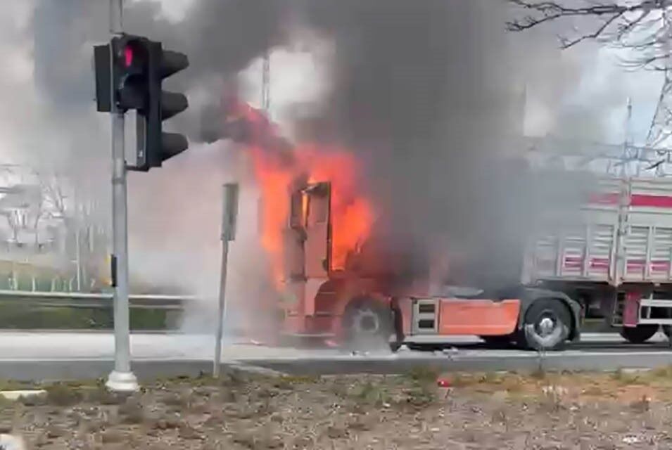 Samsun'da seyir halindeki tır alevlere teslim oldu!