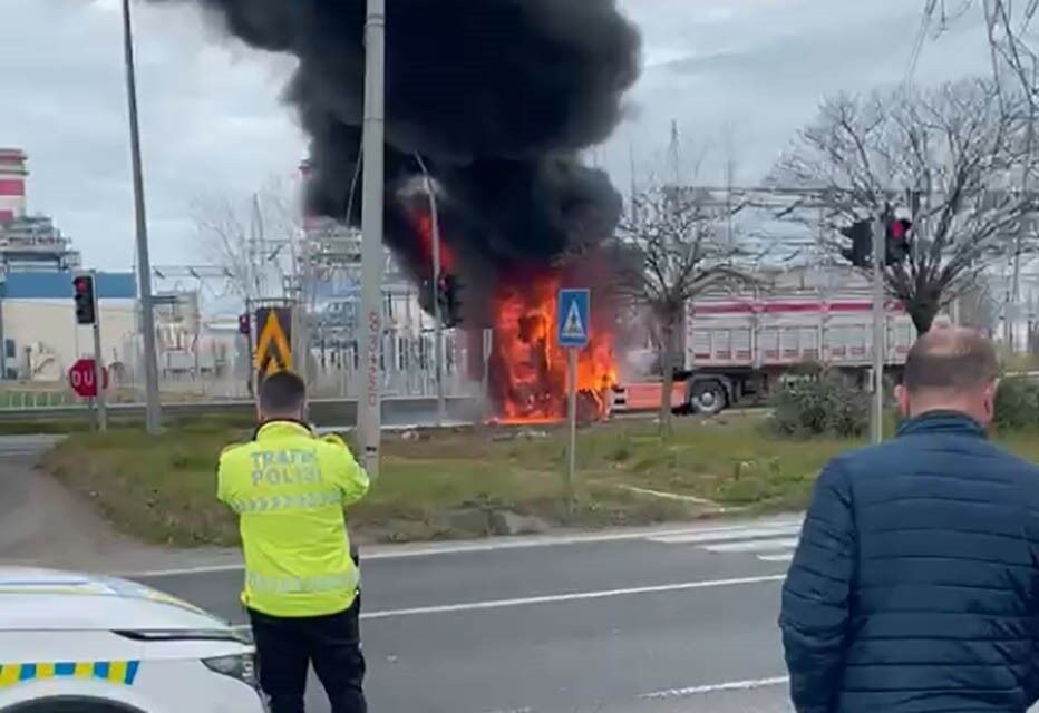 Samsun'da seyir halindeki tır alevlere teslim oldu!