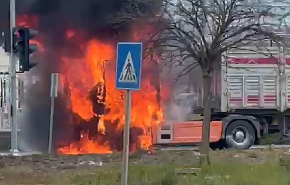 Samsun'da seyir halindeki tır alevlere teslim oldu!