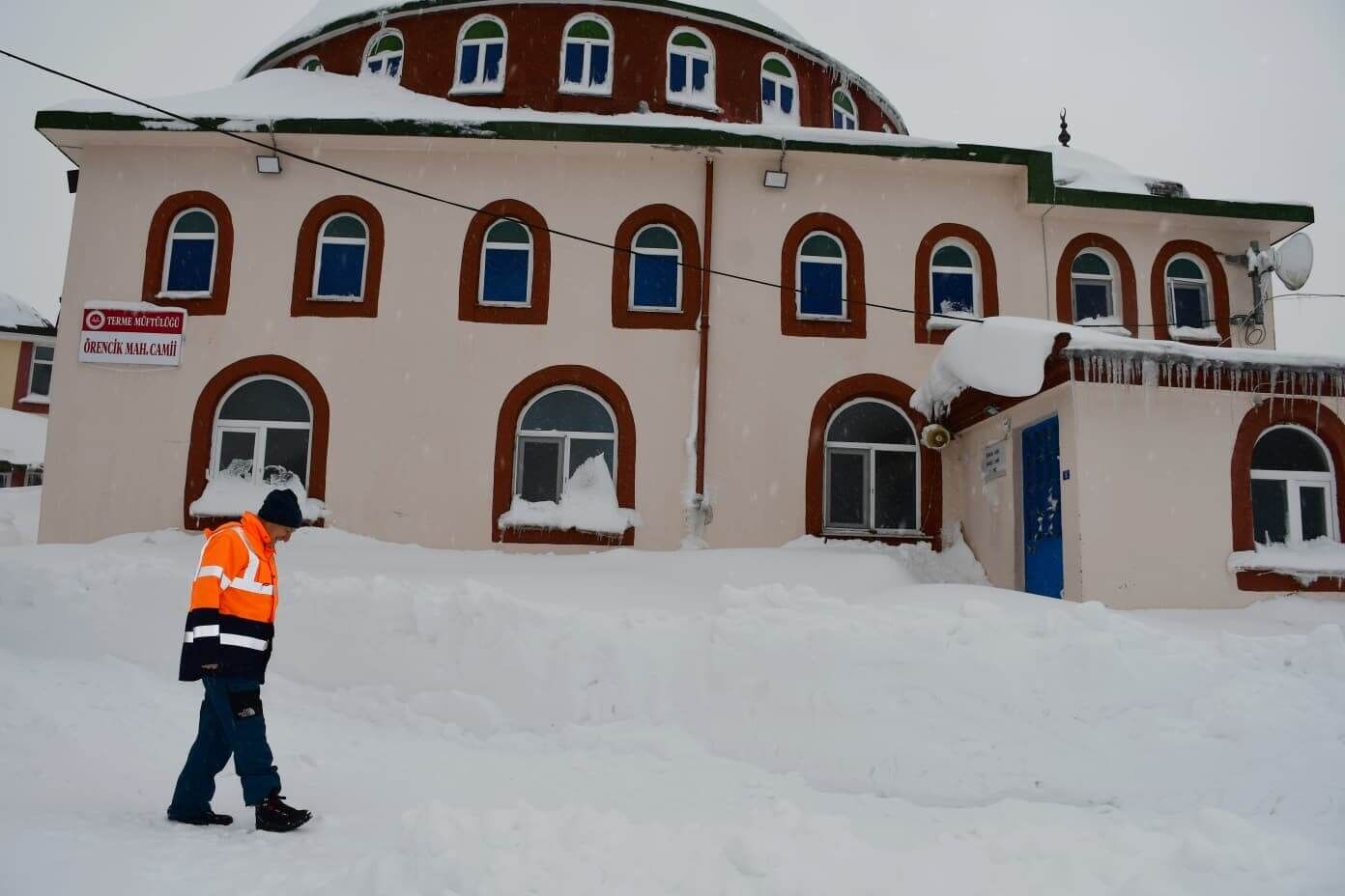 Terme'de zirvede kar, yollarda mesai! Başkan Şenol Kul mahallelerde