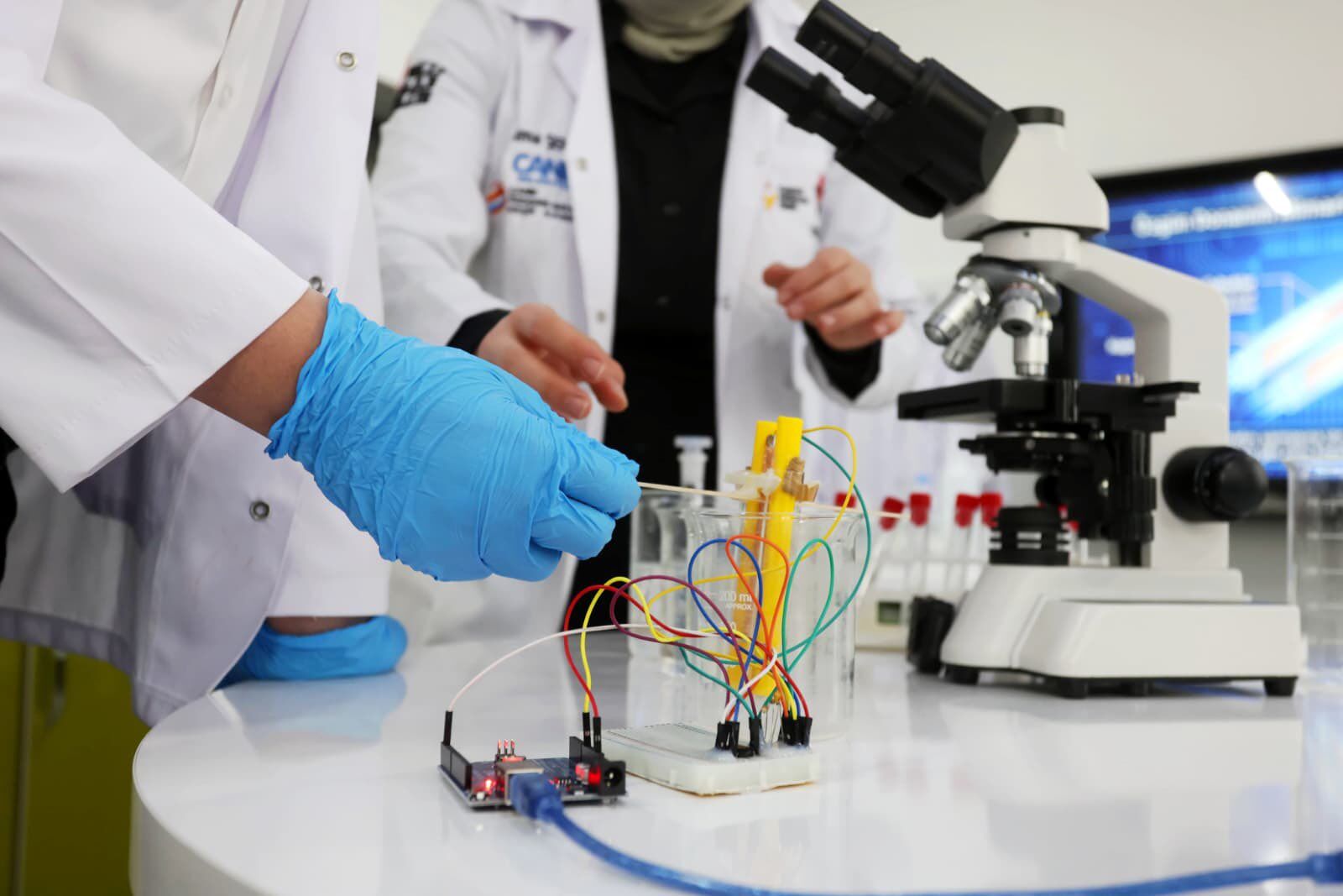 Canik Özdemir Bayraktar Keşif Kampüsü öğrencileri, TÜBİTAK 2204-B ve Türk Dünyası yarışmalarında finale kalarak birincilik hedefiyle çalışmalarını sürdürüyor.