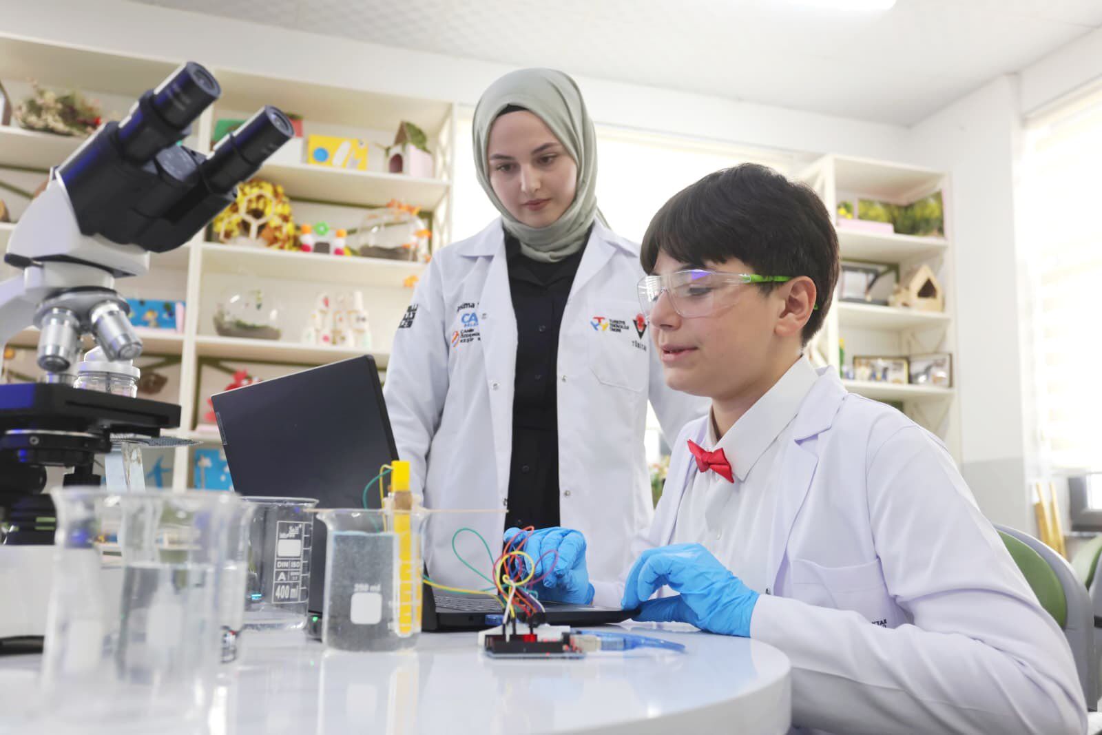 Canik Özdemir Bayraktar Keşif Kampüsü öğrencileri, TÜBİTAK 2204-B ve Türk Dünyası yarışmalarında finale kalarak birincilik hedefiyle çalışmalarını sürdürüyor.