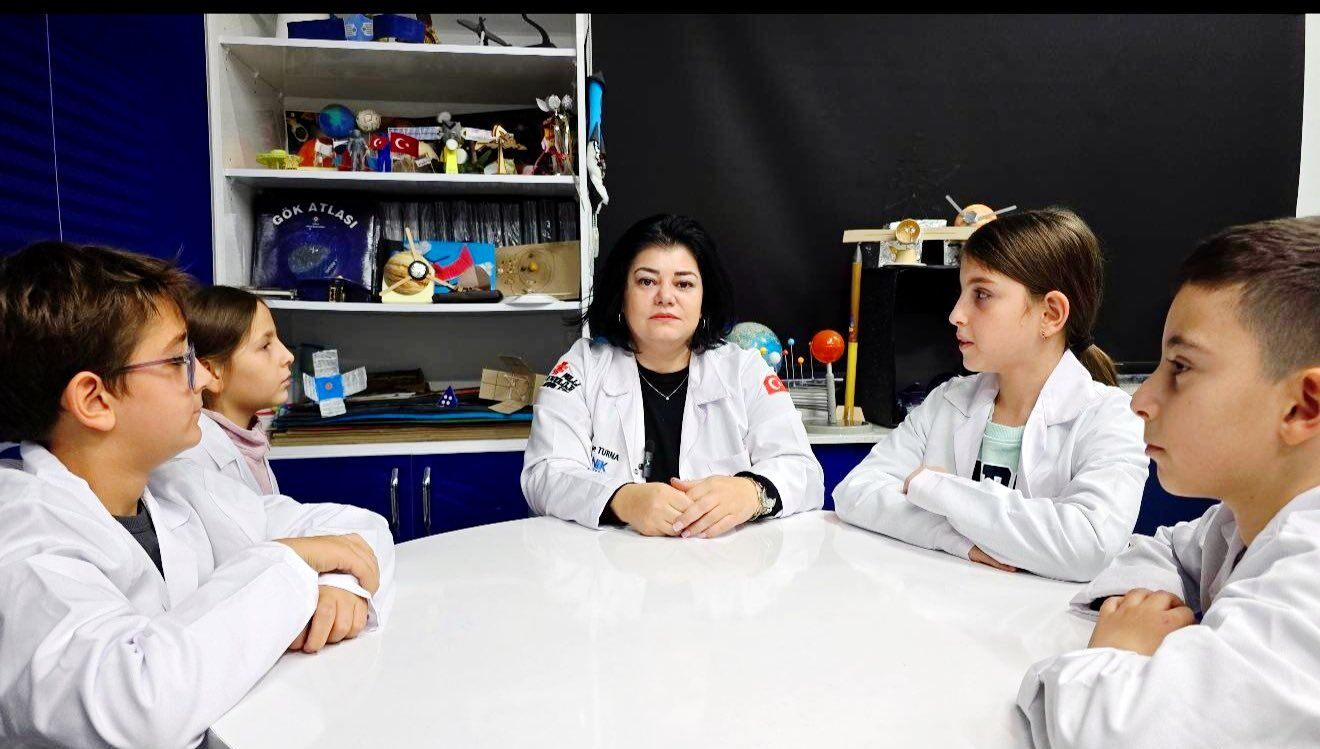 Canik Özdemir Bayraktar Keşif Kampüsü öğrencileri, TÜBİTAK 2204-B ve Türk Dünyası yarışmalarında finale kalarak birincilik hedefiyle çalışmalarını sürdürüyor.