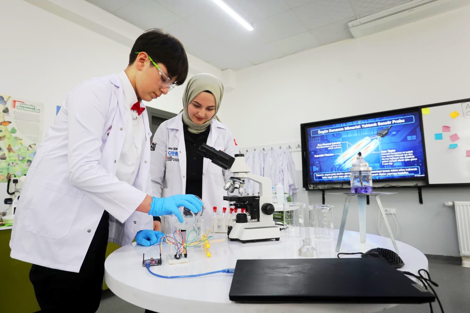 Canik Özdemir Bayraktar Keşif Kampüsü öğrencileri, TÜBİTAK 2204-B ve Türk Dünyası yarışmalarında finale kalarak birincilik hedefiyle çalışmalarını sürdürüyor.