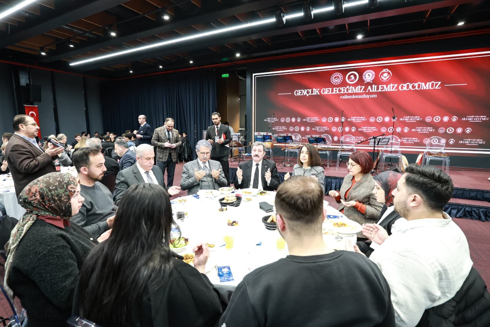 H D Efweba Q A Aq G8 G