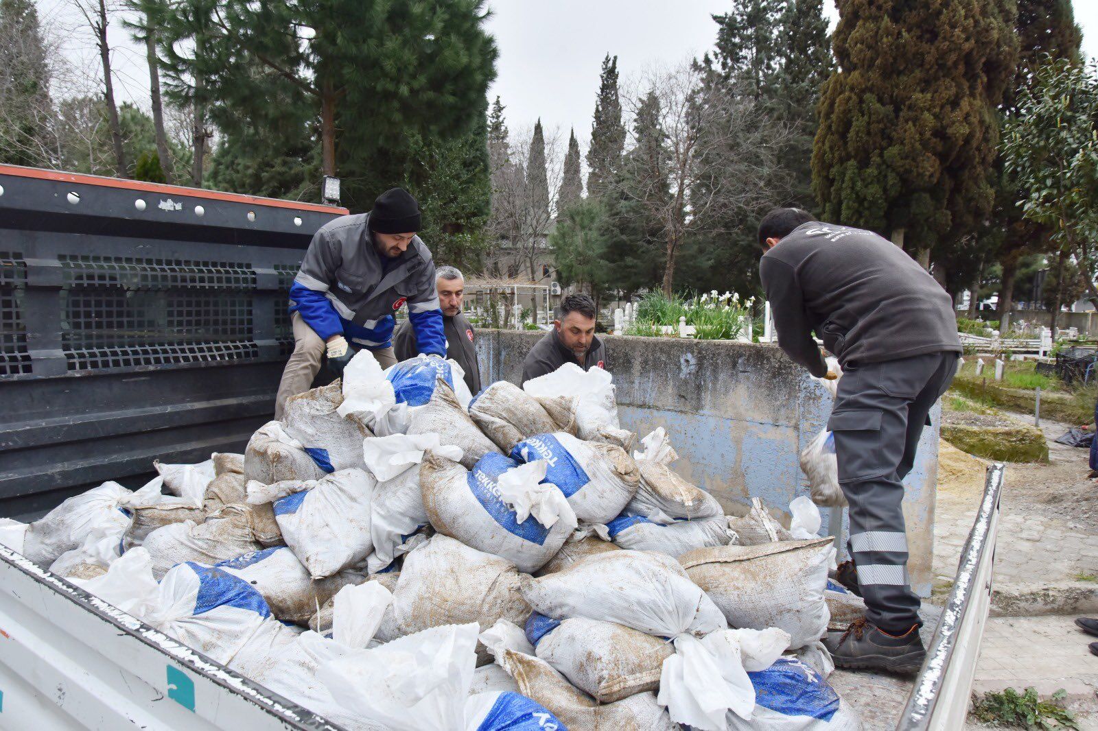 Tekkeköy'de mezarlıklarda bayram hazırlığı
