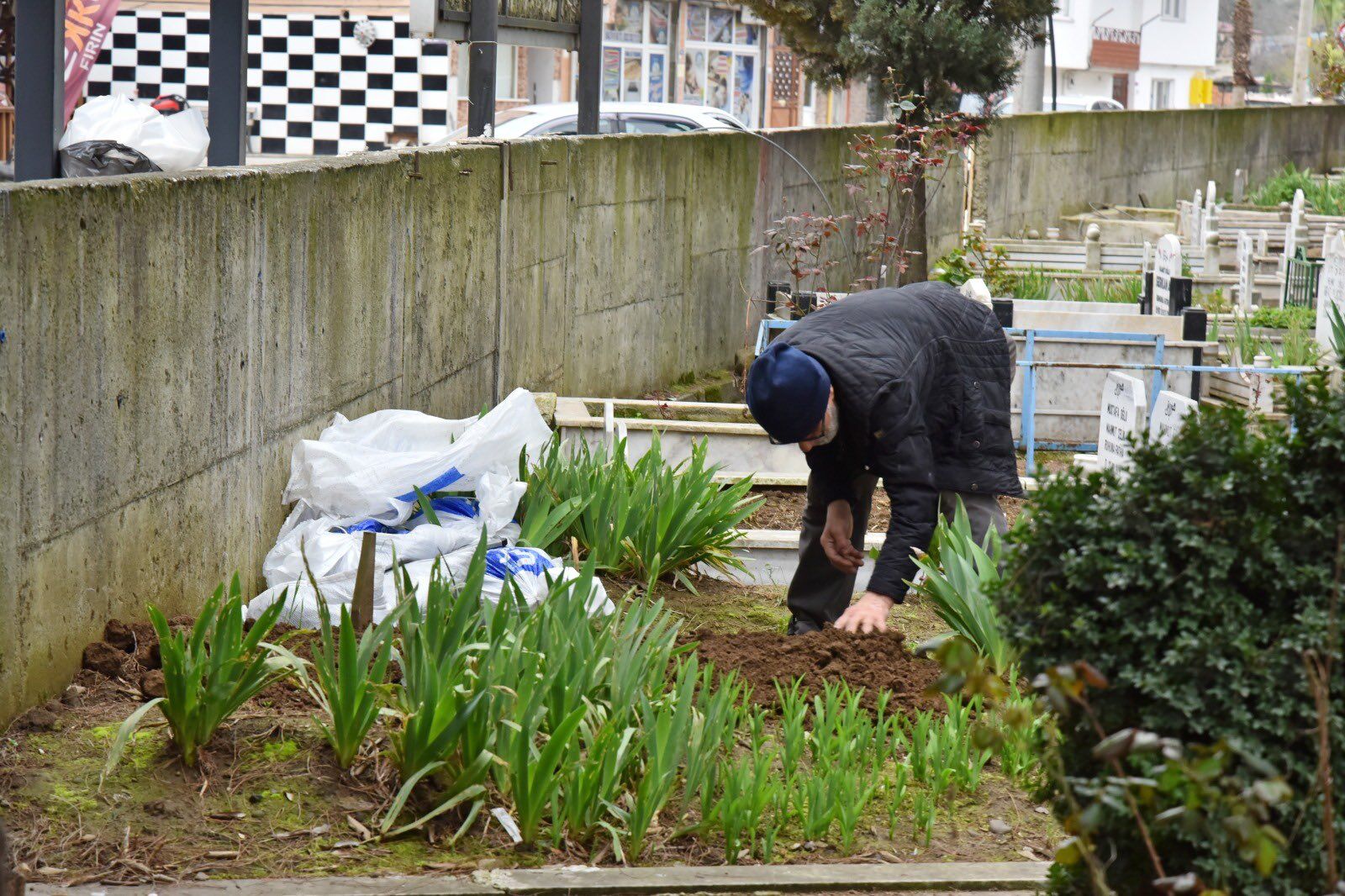 Tekkeköy'de mezarlıklarda bayram hazırlığı