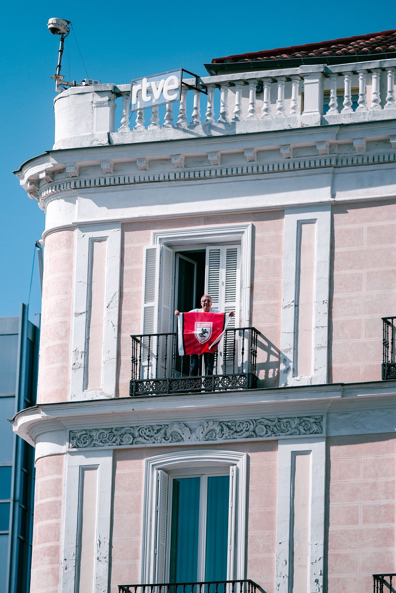 Madrid kırmızı-beyaz! Samsunspor taraftarı şehri salladı