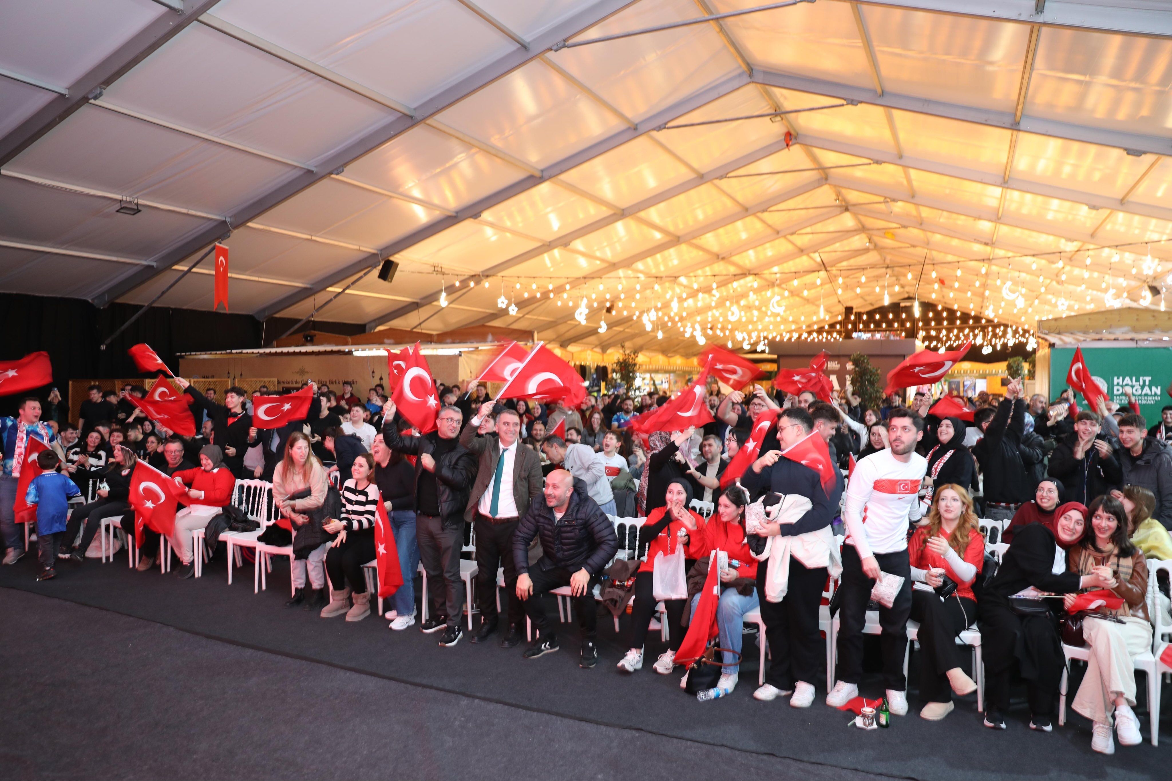 samsun haber: Samsun’da “Bizim Çocuklar”a büyük destek: Dev ekranda milli maç coşkusu