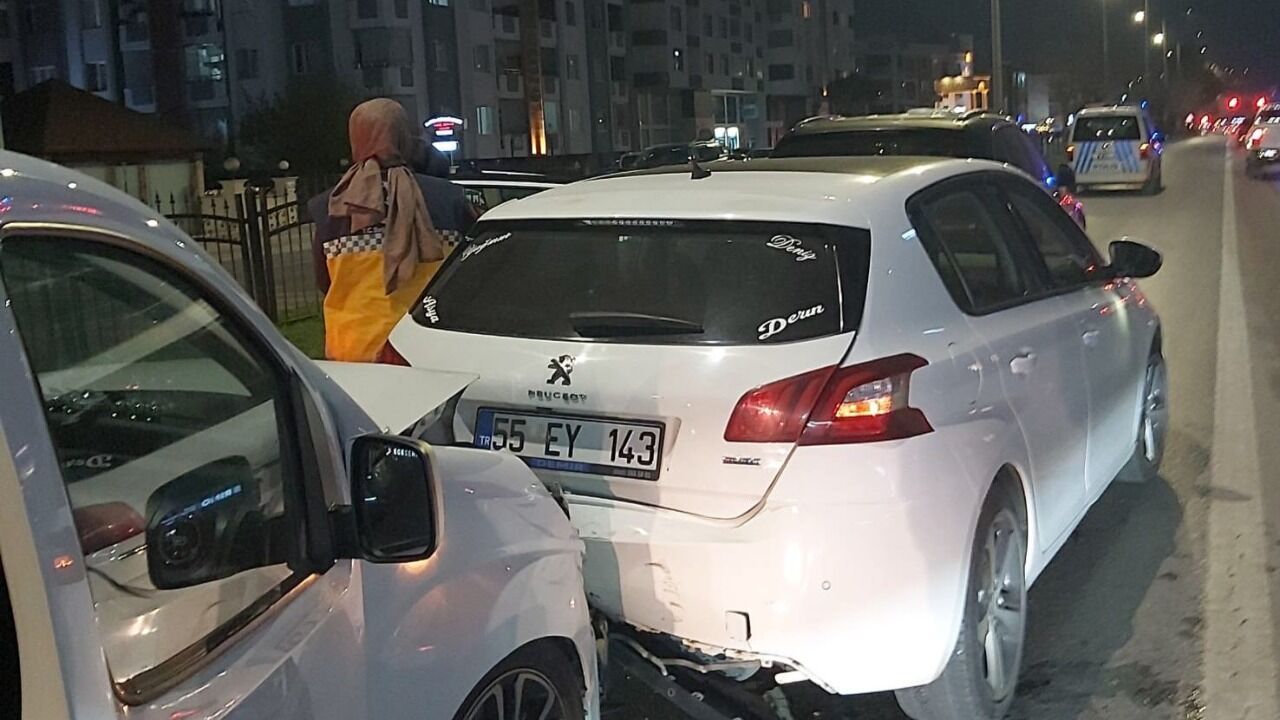 Samsun'da 3 Araç Birbirine Girdi! 3 Yaralı (1) 1280X720