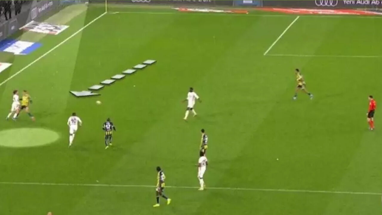 Fenerbahçe - Samsunspor maçının hakemi Oğuzhan Çakır, Trio'yu da çileden çıkardı!