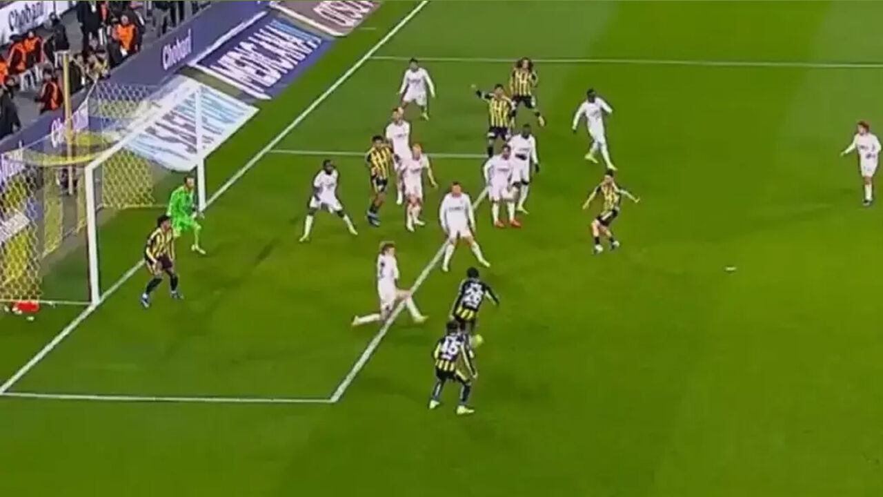 Fenerbahçe - Samsunspor maçının hakemi Oğuzhan Çakır, Trio'yu da çileden çıkardı!