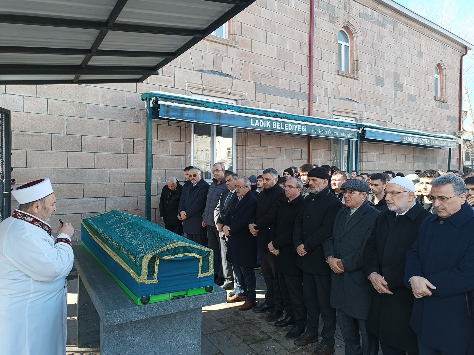 İki haftada iki acı! Başkan Adnan Topal'ın annesi son yolculuğuna uğurlandı