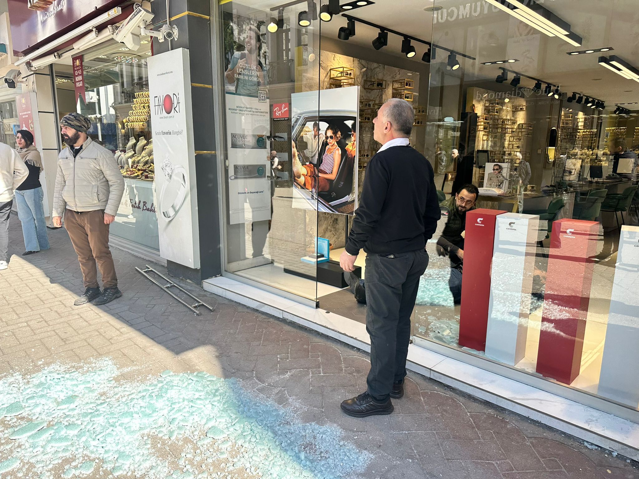 Samsun'da cam kapıyı fark etmedi! Bir anda yere yığıldı 