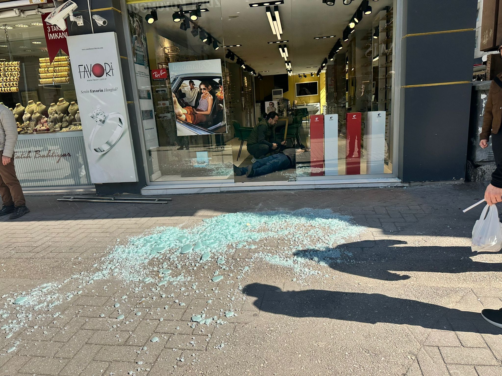 Samsun'da cam kapıyı fark etmedi! Bir anda yere yığıldı 