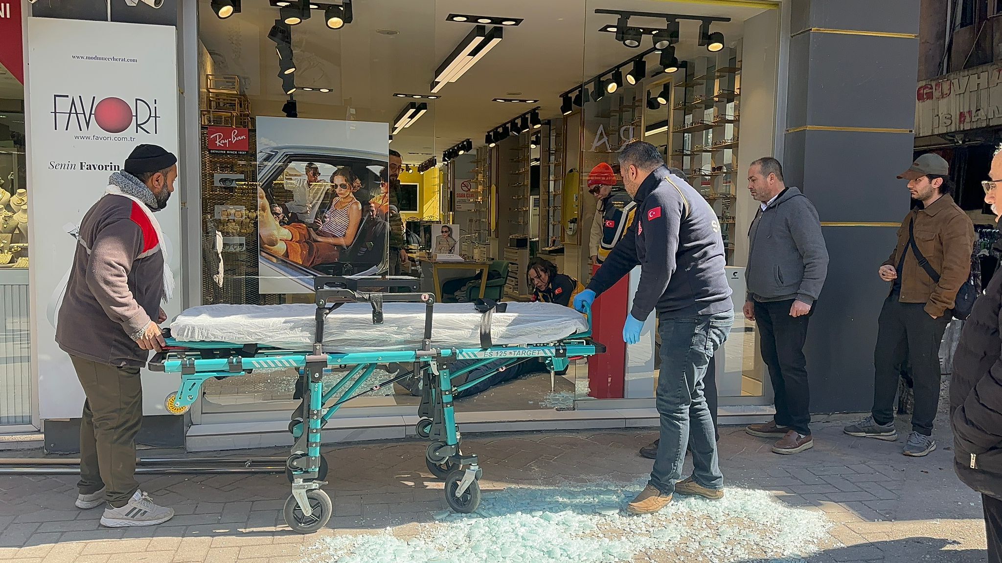 Samsun'da cam kapıyı fark etmedi! Bir anda yere yığıldı 