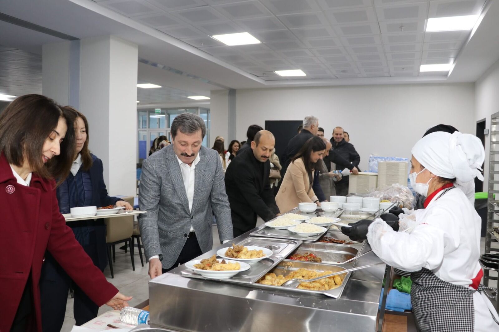 Samsun Valisi Orhan Tavlı öğrencilerle aynı sıraya girdi!