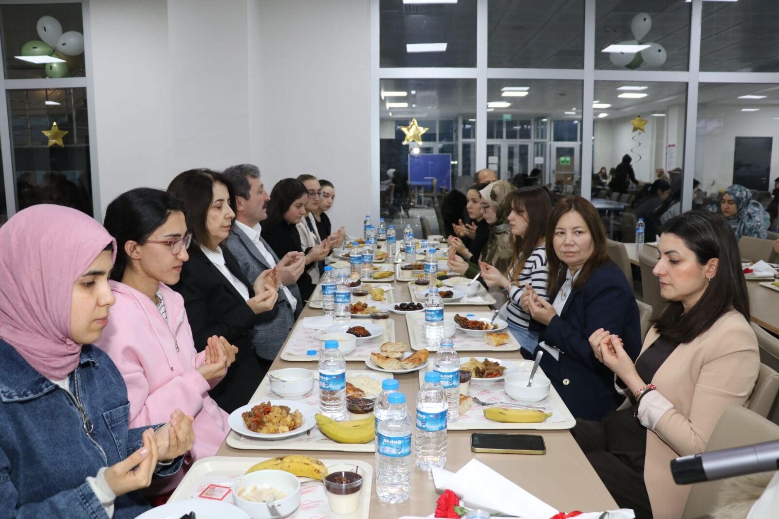 Samsun Valisi Orhan Tavlı öğrencilerle aynı sıraya girdi!