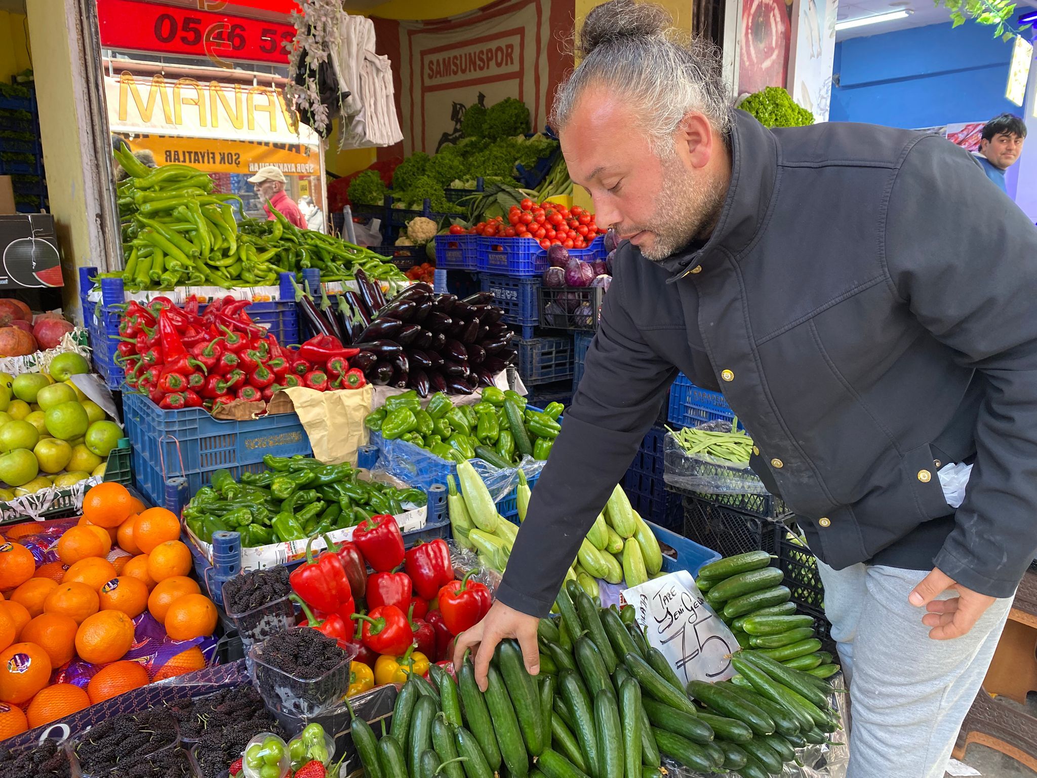 Samsun’da erik tezgahta, vatandaş şokta! Tanesi dudak uçuklattı