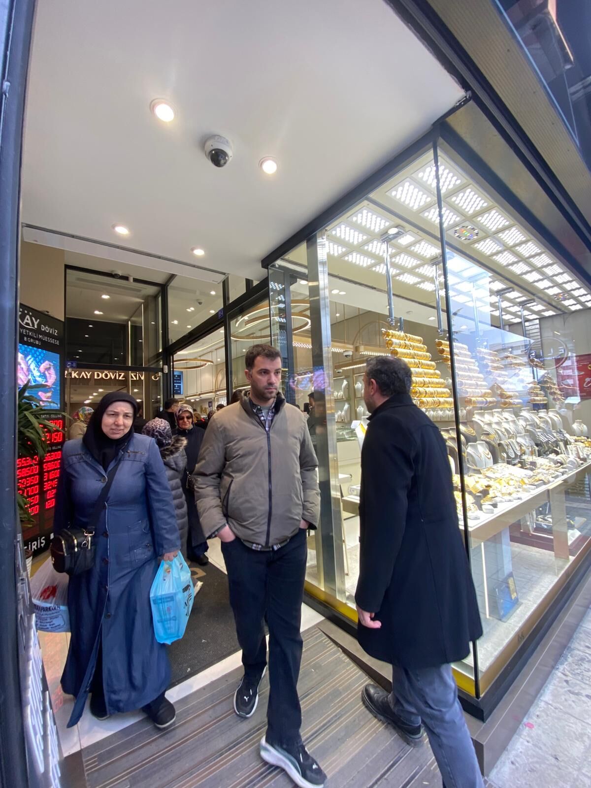 Samsun'da fiyatları gören kuyumculara ve döviz bürolarına akın etti! 