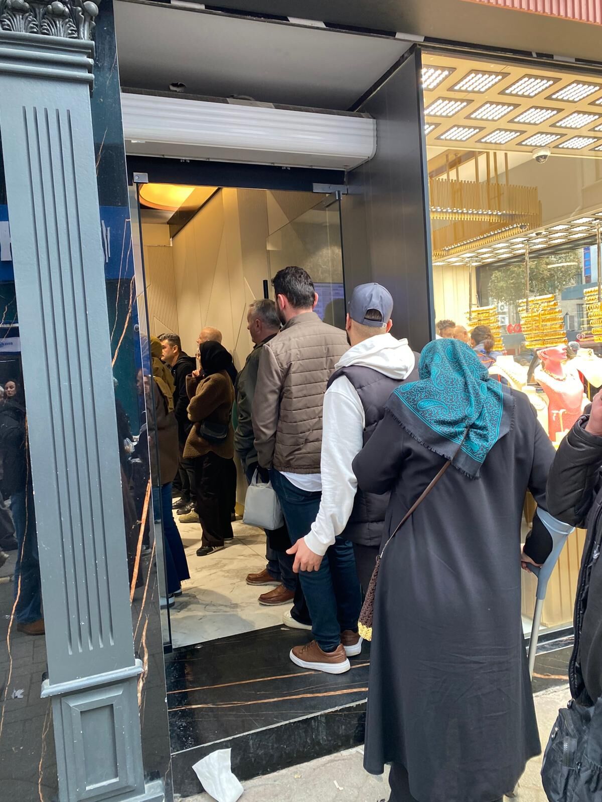 Samsun'da fiyatları gören kuyumculara ve döviz bürolarına akın etti! 