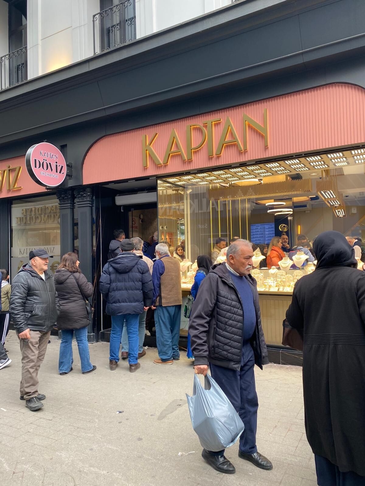 Samsun'da fiyatları gören kuyumculara ve döviz bürolarına akın etti! 