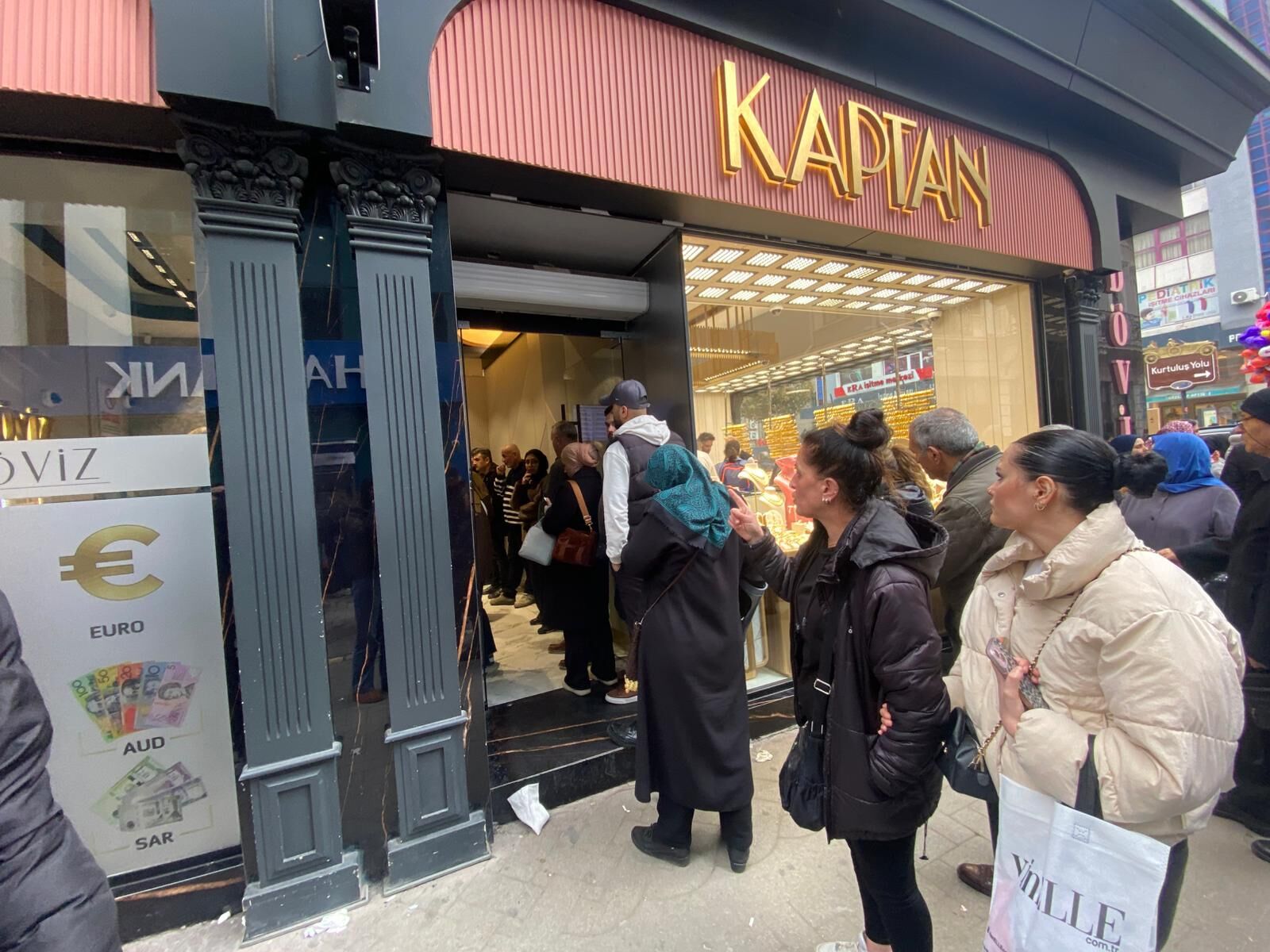 Samsun'da fiyatları gören kuyumculara ve döviz bürolarına akın etti! 