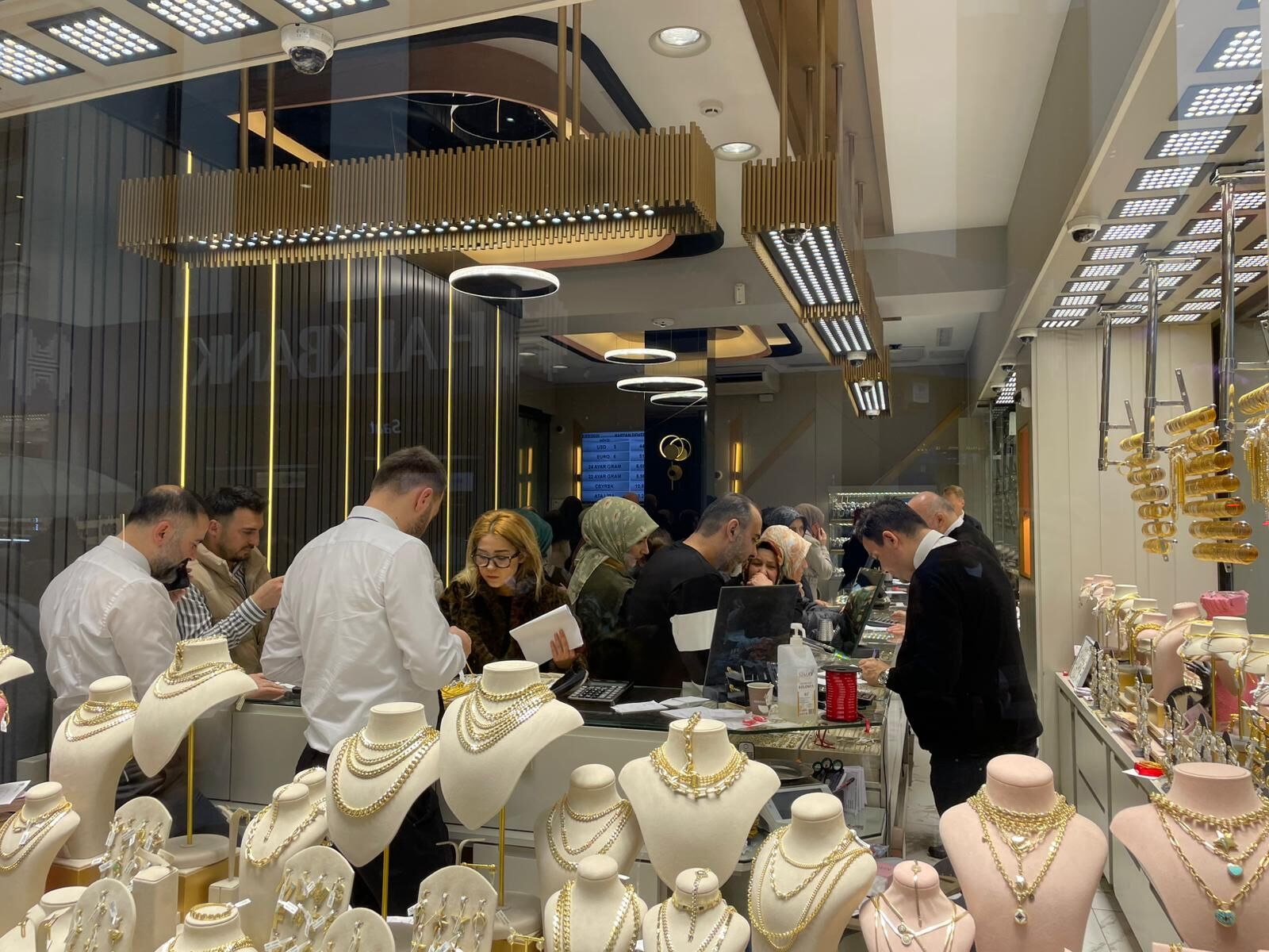 Samsun'da fiyatları gören kuyumculara ve döviz bürolarına akın etti! 