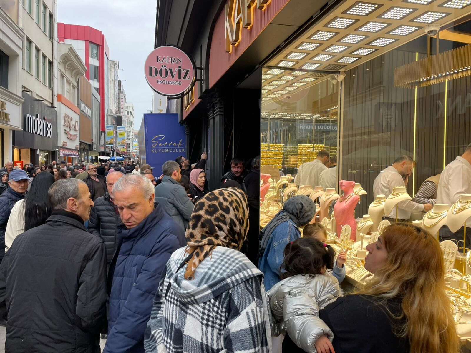 Samsun'da fiyatları gören kuyumculara ve döviz bürolarına akın etti! 