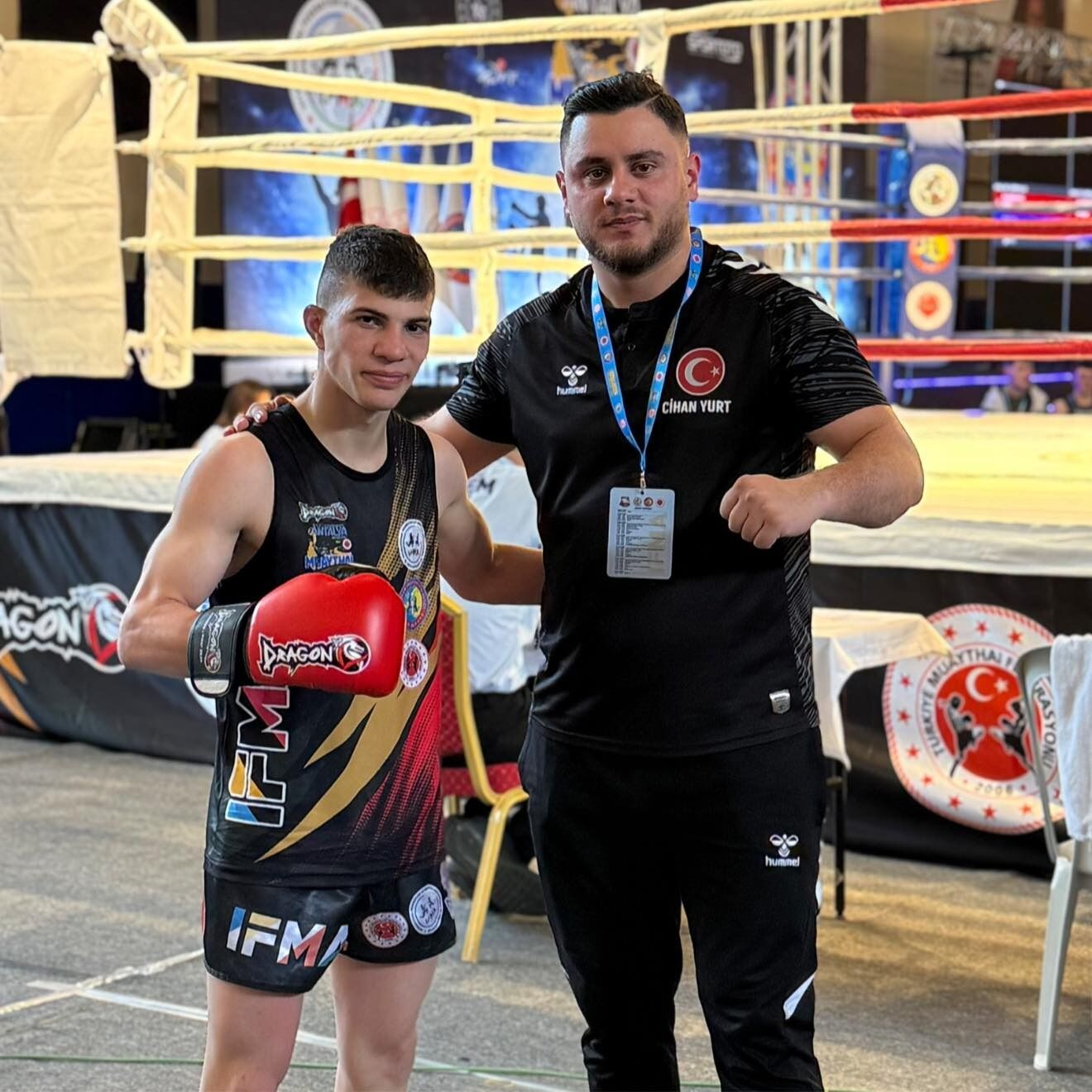 Muay Thai Avrupa Kupası’nda ringe çıkan Samsunlu sporcular Yiğit Keskin ve Hüseyin Poyraz Davulcu, çeyrek final galibiyetlerinin ardından yarı finale yükselmenin sevincini yaşıyor.