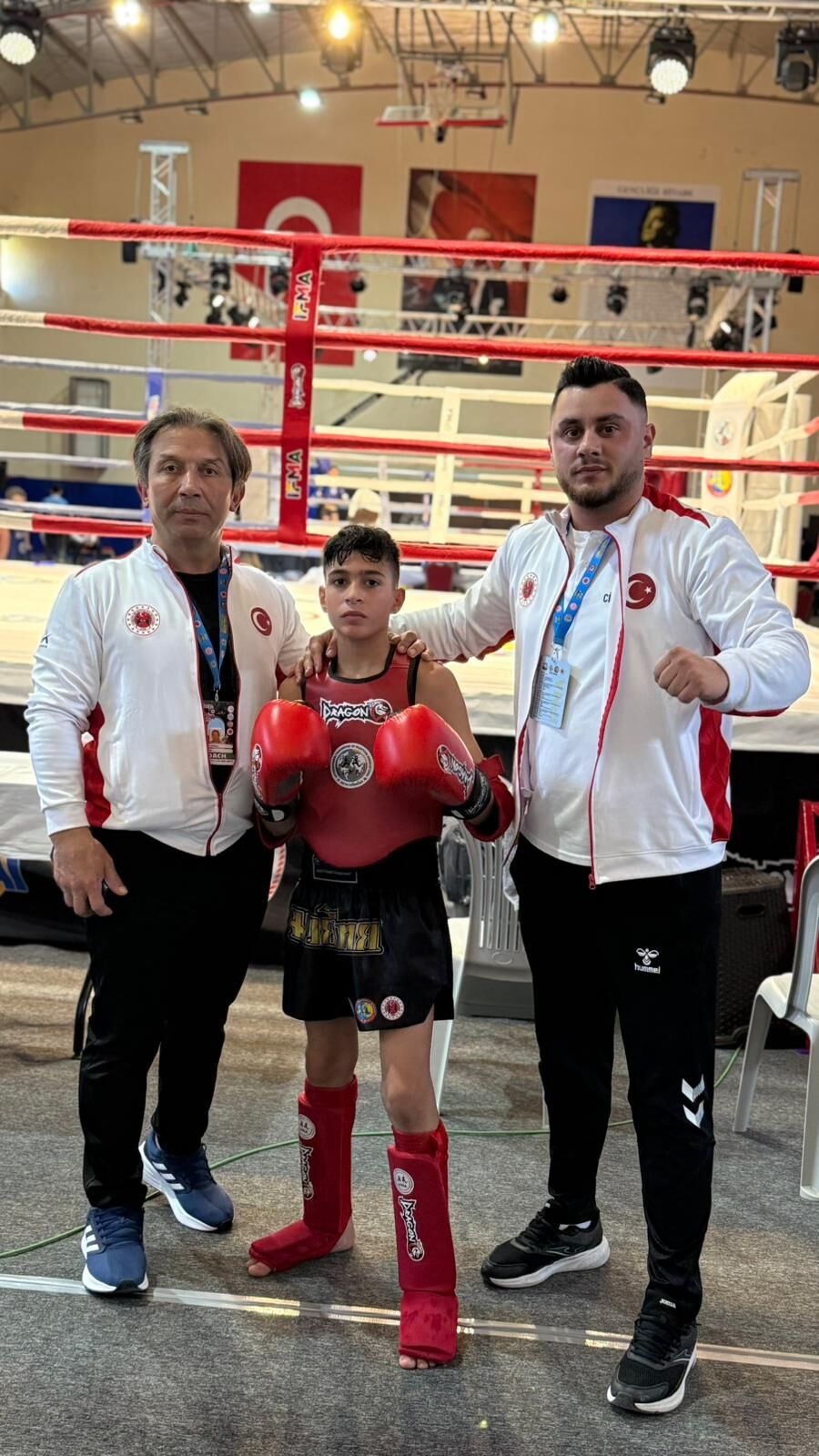 Muay Thai Avrupa Kupası’nda ringe çıkan Samsunlu sporcular Yiğit Keskin ve Hüseyin Poyraz Davulcu, çeyrek final galibiyetlerinin ardından yarı finale yükselmenin sevincini yaşıyor.