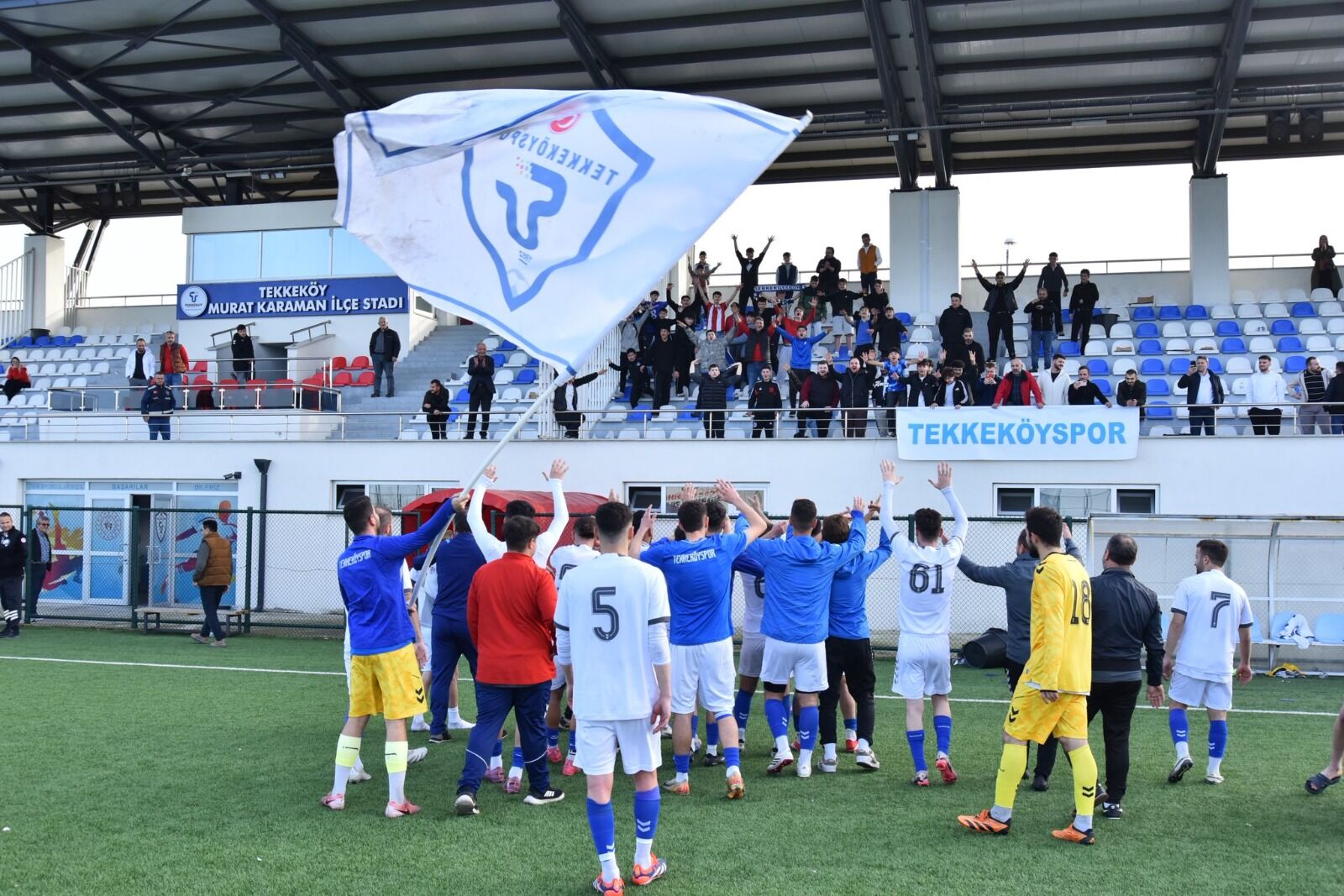 Tekkeköy Belediye Başkanı Mustafa Candal, şampiyon Tekkeköyspor’un başarısını kutlayarak taraftarı 19 Mayıs Belediyespor maçına davet ediyor.