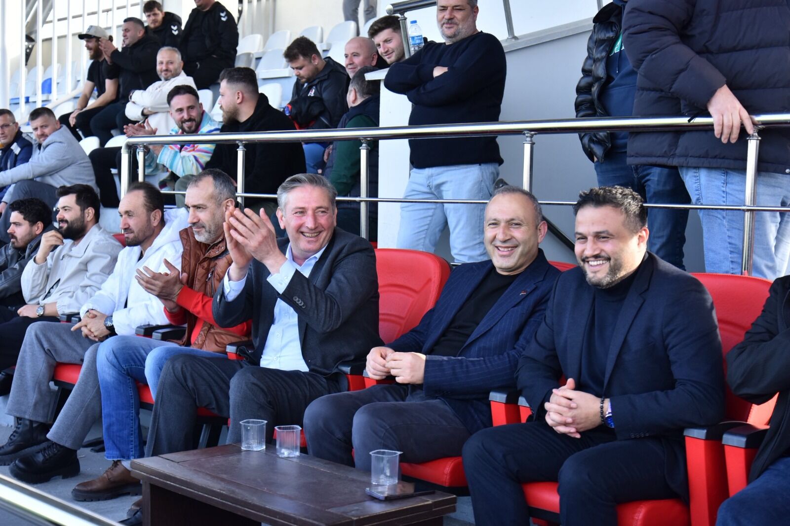 Tekkeköy Belediye Başkanı Mustafa Candal, şampiyon Tekkeköyspor’un başarısını kutlayarak taraftarı 19 Mayıs Belediyespor maçına davet ediyor.