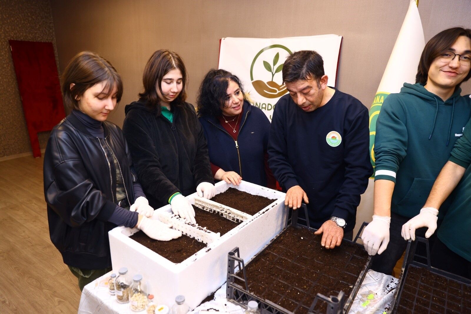 İlkadım Belediyesi’nin düzenlediği ata tohumu etkinliğinde Başkan İhsan Kurnaz, serada öğrencilerle birlikte incelemelerde bulunarak yerli tohumların önemine dikkat çekti.