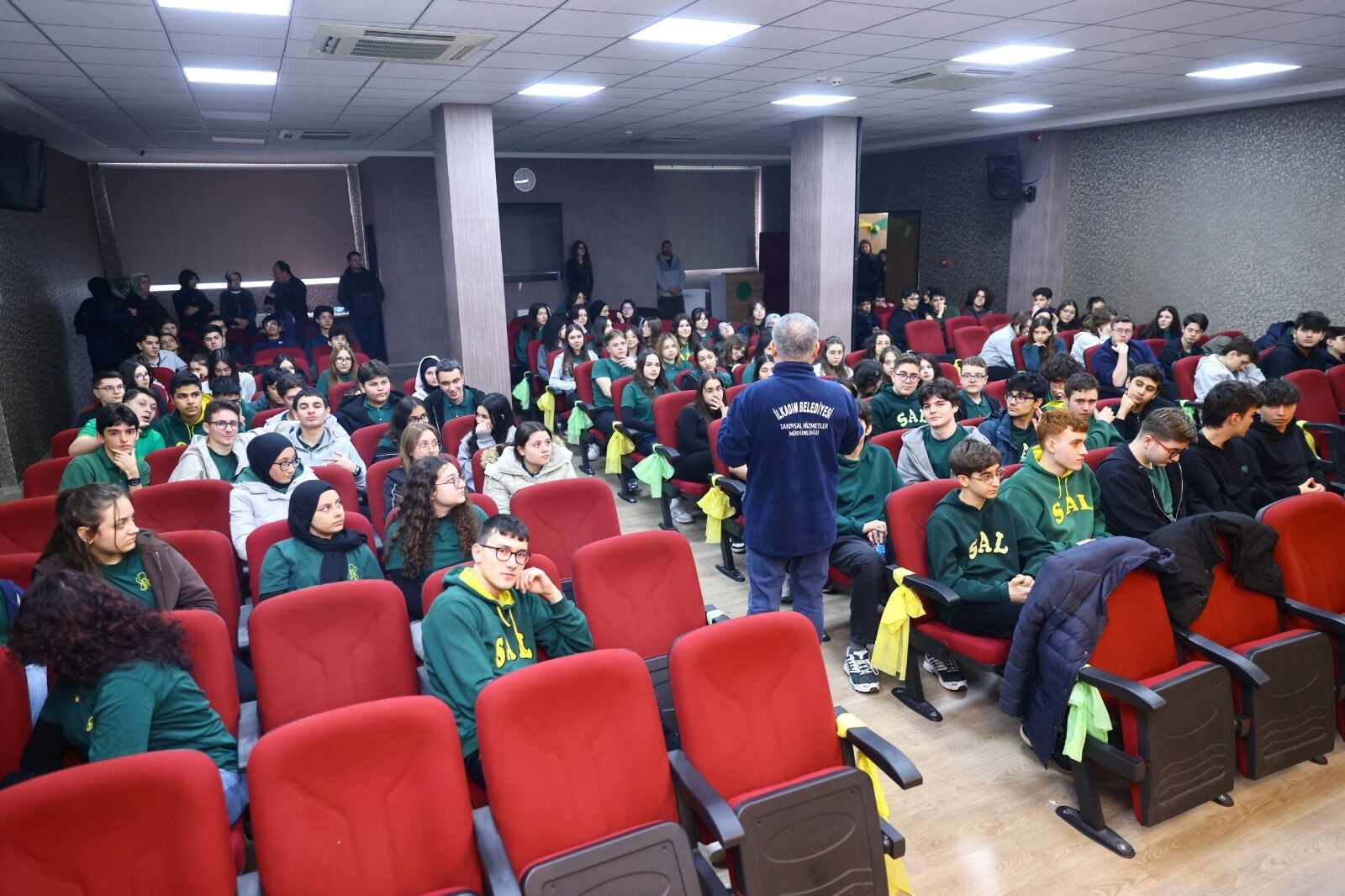 İlkadım Belediyesi’nin düzenlediği ata tohumu etkinliğinde Başkan İhsan Kurnaz, serada öğrencilerle birlikte incelemelerde bulunarak yerli tohumların önemine dikkat çekti.