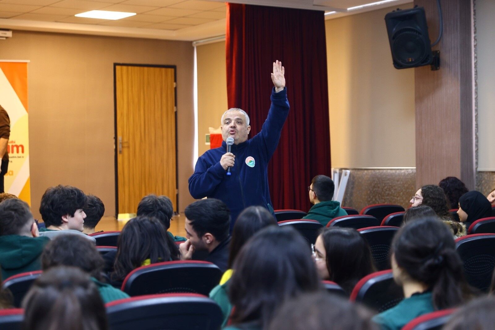İlkadım Belediyesi’nin düzenlediği ata tohumu etkinliğinde Başkan İhsan Kurnaz, serada öğrencilerle birlikte incelemelerde bulunarak yerli tohumların önemine dikkat çekti.