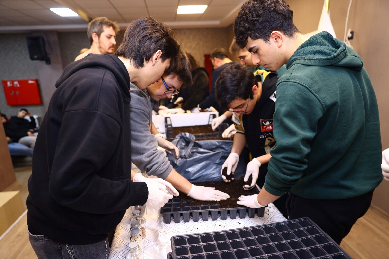 İlkadım Belediyesi’nin düzenlediği ata tohumu etkinliğinde Başkan İhsan Kurnaz, serada öğrencilerle birlikte incelemelerde bulunarak yerli tohumların önemine dikkat çekti.