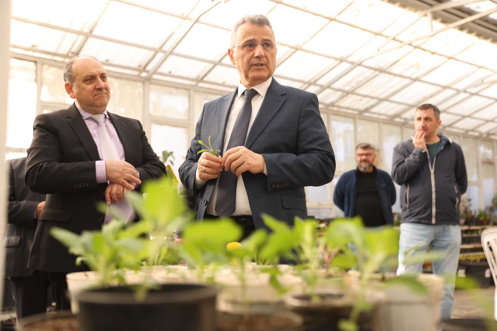 İlkadım Belediyesi’nin düzenlediği ata tohumu etkinliğinde Başkan İhsan Kurnaz, serada öğrencilerle birlikte incelemelerde bulunarak yerli tohumların önemine dikkat çekti.