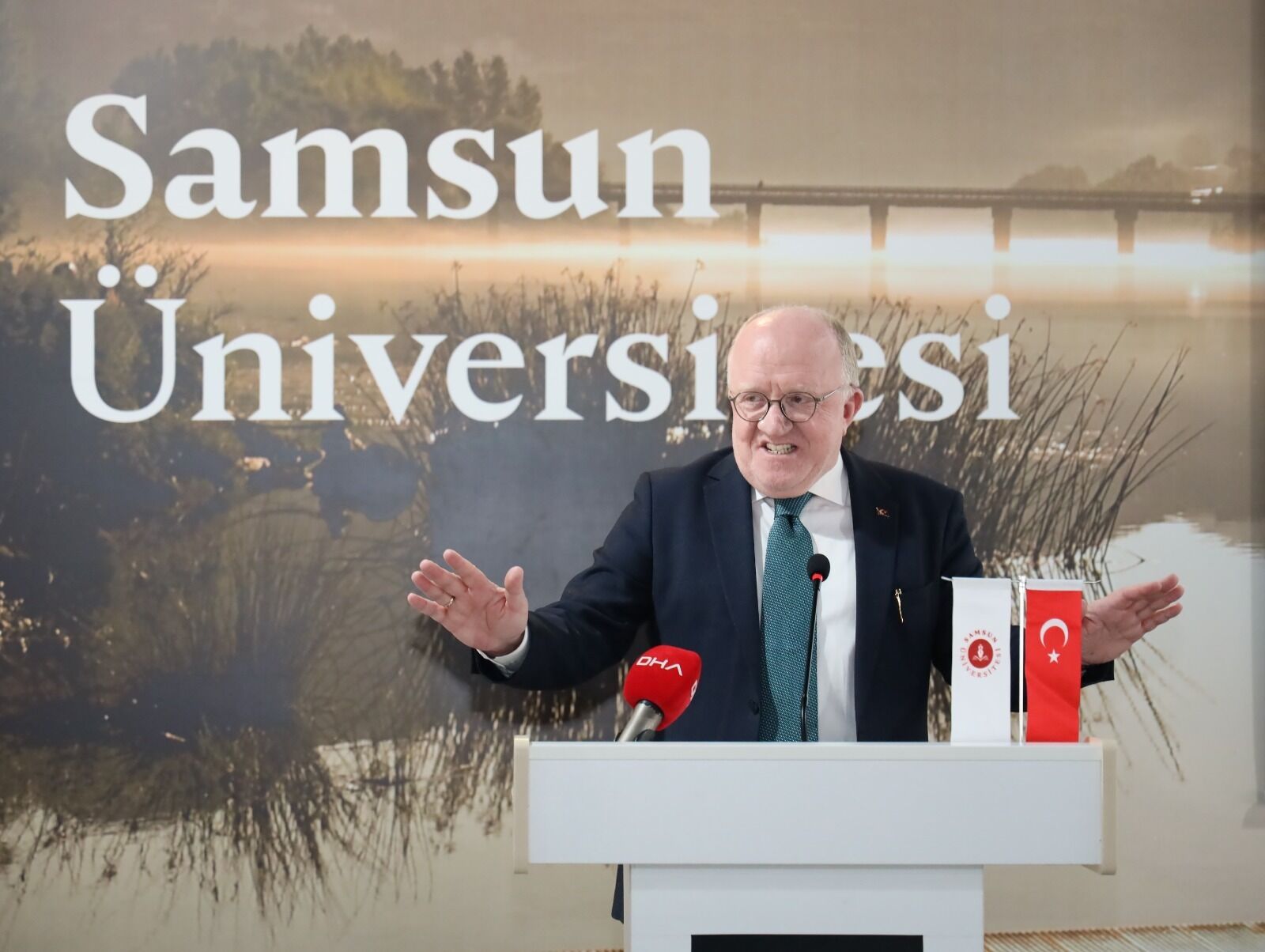Samsun Üniversitesi Rektörü Prof. Dr. Mahmut Aydın, Ankara’daki Jandarma Uçuş Okulu’nun Ballıca Kampüsü’ne taşınacağını açıkladı.
