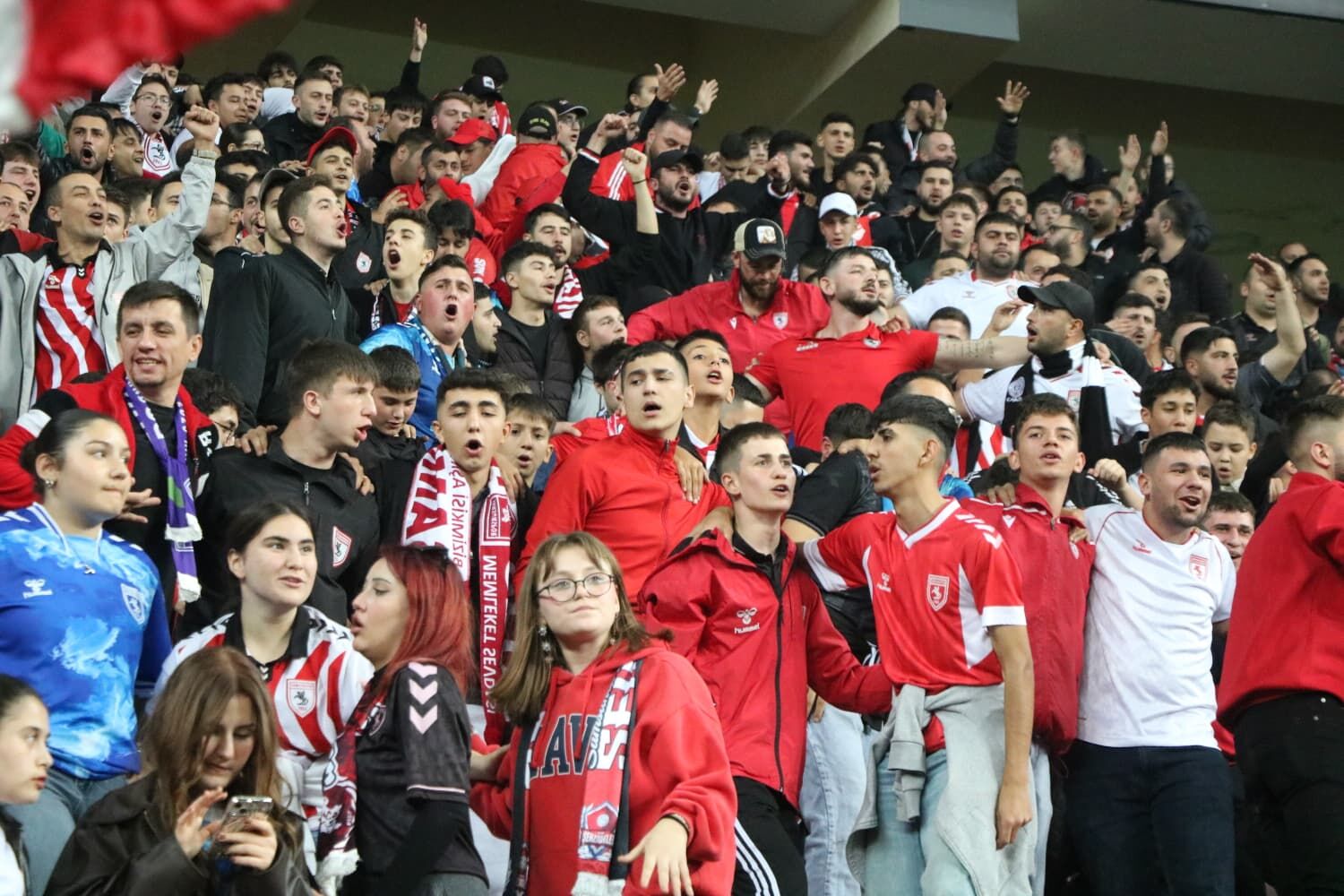 Samsunspor taraftarları, Ziraat Türkiye Kupası çeyrek finalinde Trabzonspor ile oynanacak maçın hafta içi erken saatte olmasına tepki göstererek, daha uygun bir saate alınmasını talep etti. 