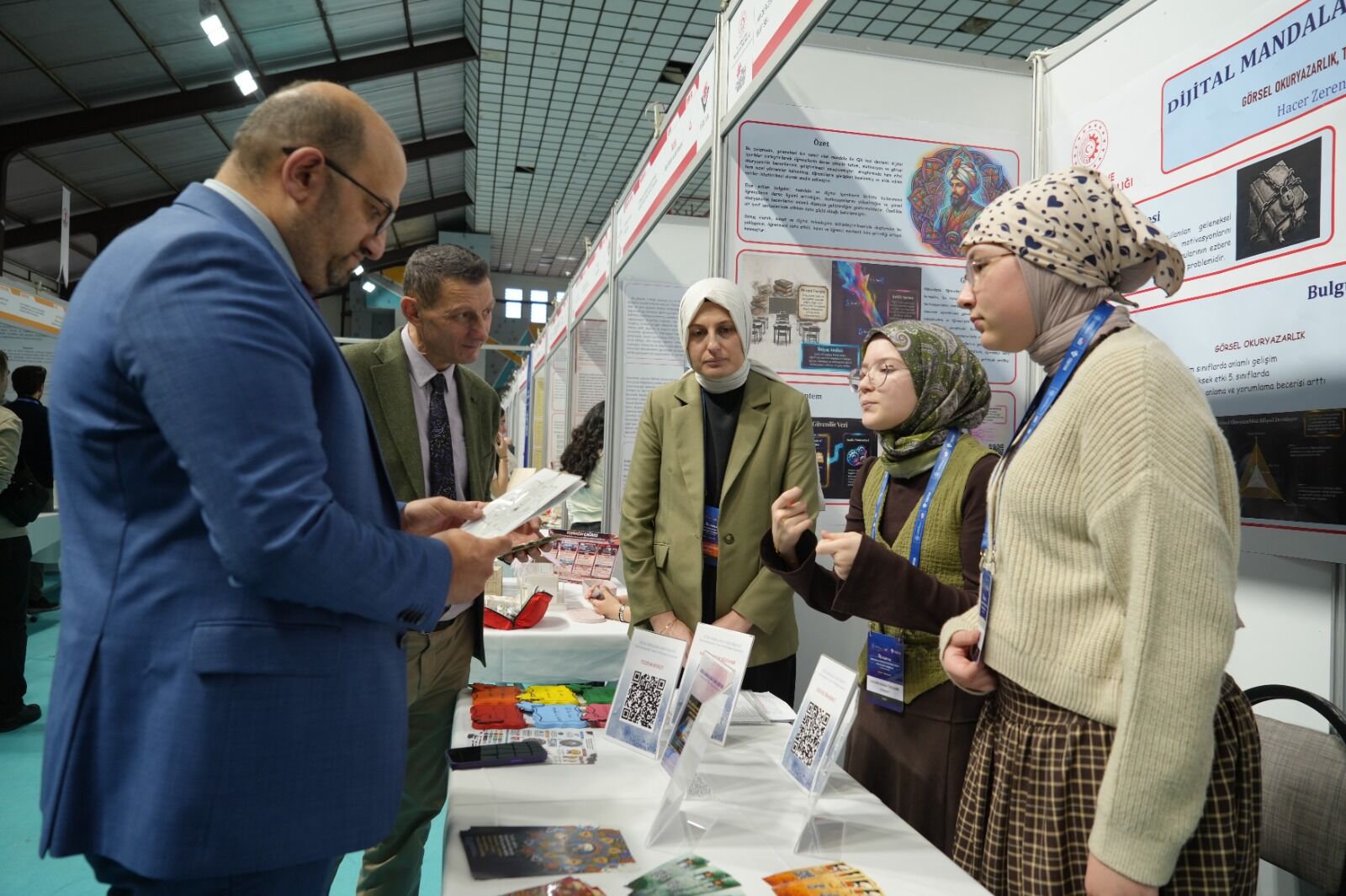TÜBİTAK tarafından düzenlenen Ortaokul Öğrencileri Araştırma Projeleri Yarışması Samsun Bölge Sergisi’nde, 10 farklı alanda yapılan 3 bin 280 başvuru arasından seçilen 100 proje sergilenmeye hak kazandı.