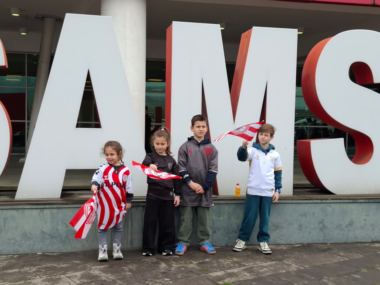 Minik kalpler, büyük coşku: Samsunspor tribünlerinde renkli görüntüler