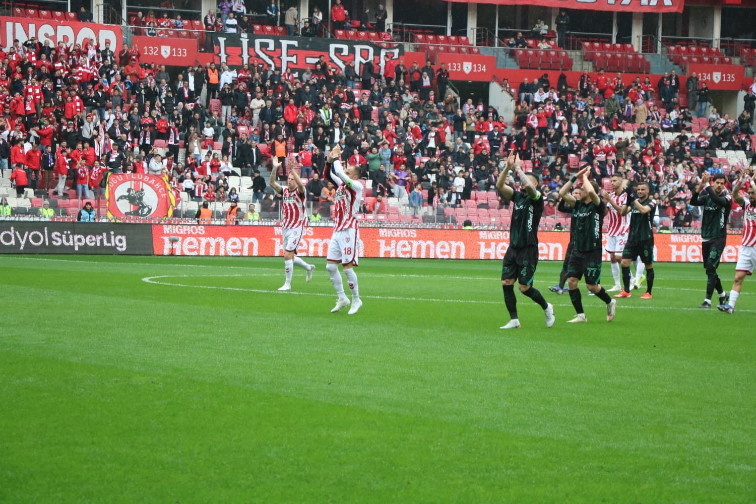 Tribünlerde dostluk rüzgarı: Samsun ve Konya el ele!