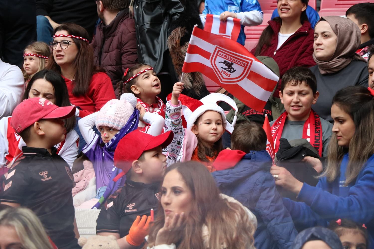 Minik kalpler, büyük coşku: Samsunspor tribünlerinde renkli görüntüler