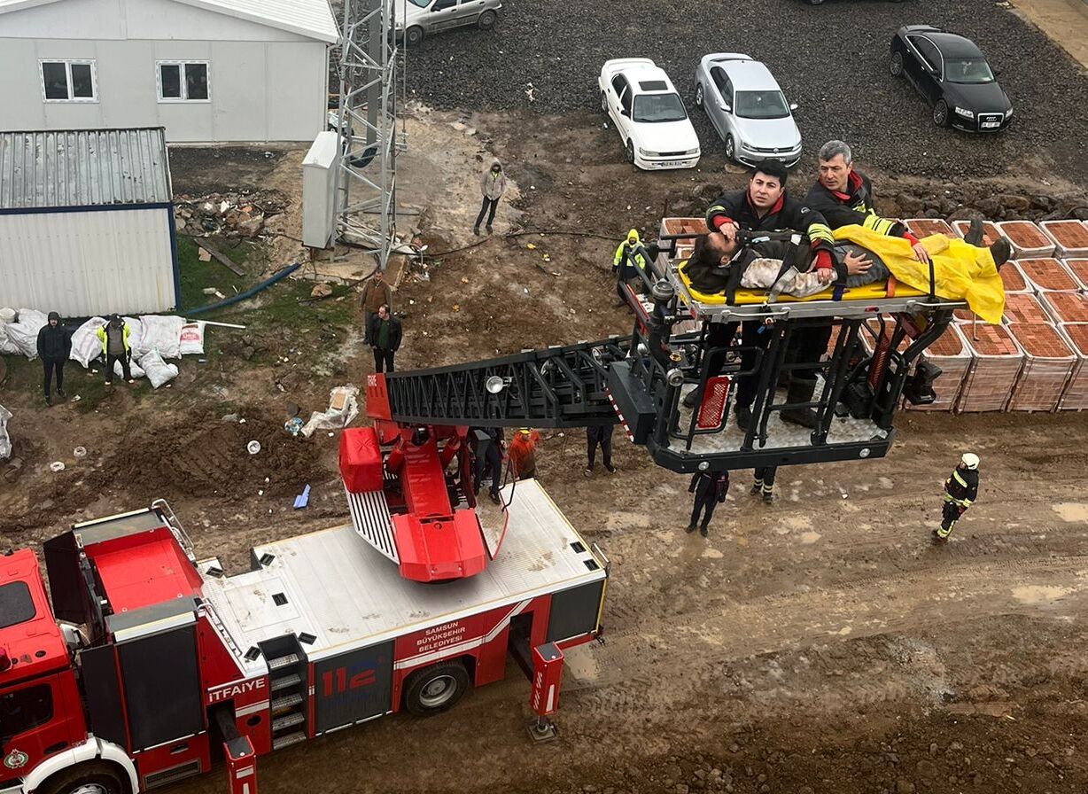 Samsun'da korku dolu anlar! İşçi vinçle kurtarıldı