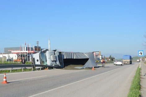 samsun haber: Havza’da tır kazası trafiği felç etti! Yol maden cevheriyle kaplandı 