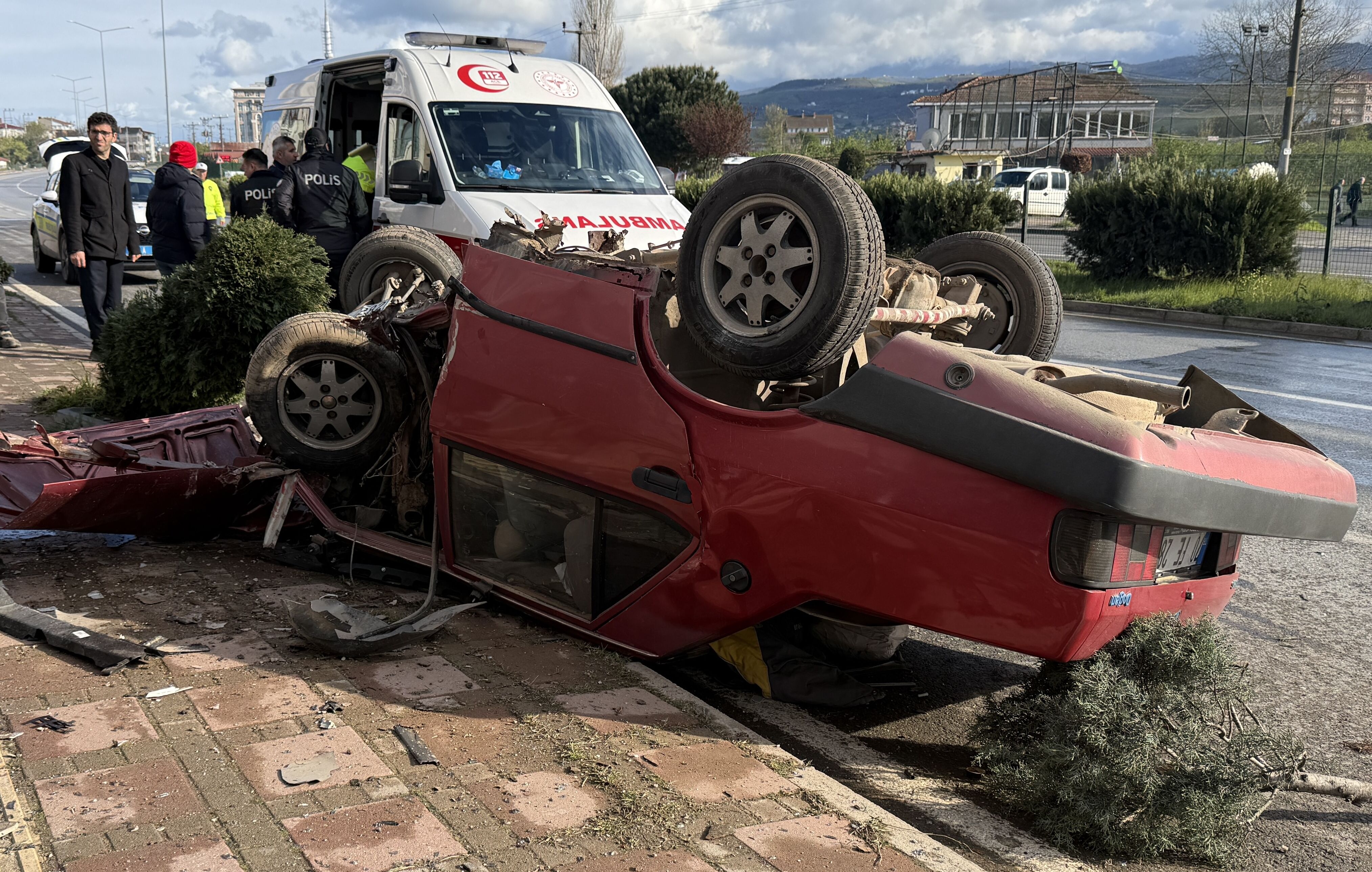 Kontrolden çıktı, devrildi! Samsun’da korkutan kaza