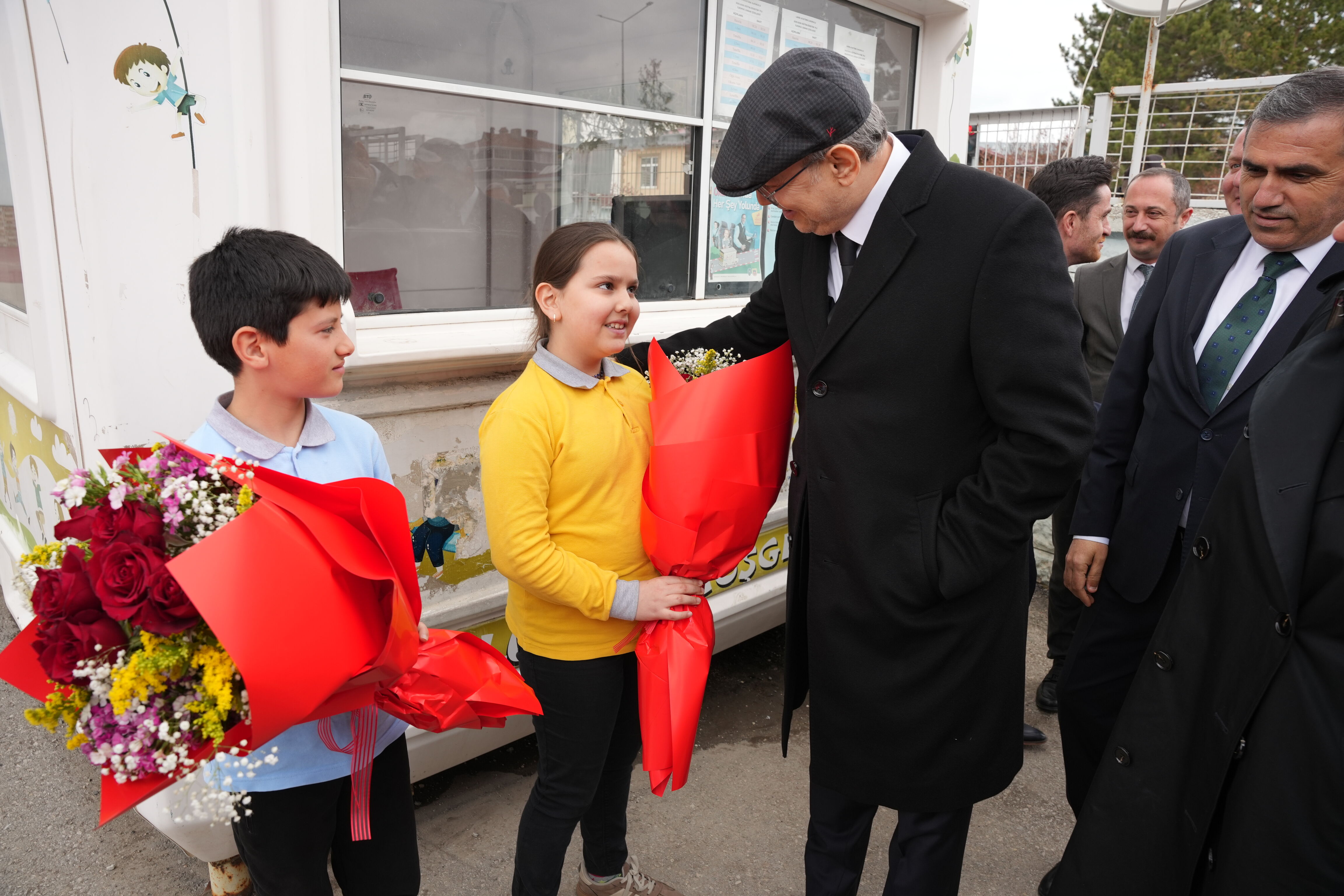 MHP'li İlyas Topsakal Ladik'te öğrencilerle buluştu!