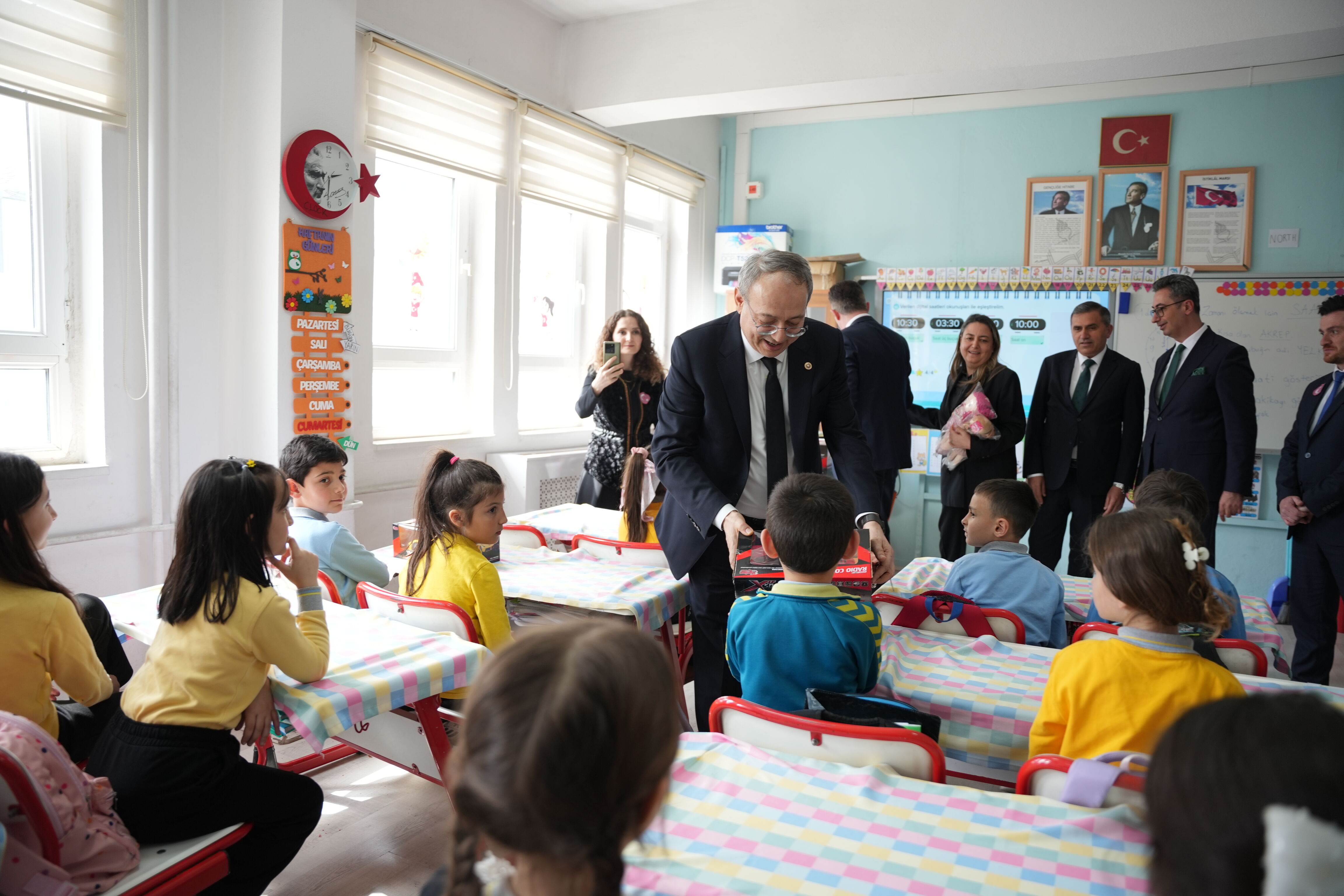 MHP'li İlyas Topsakal Ladik'te öğrencilerle buluştu!